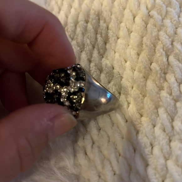 Silver tone leopard design cluster stone ring - Picture 3 of 3